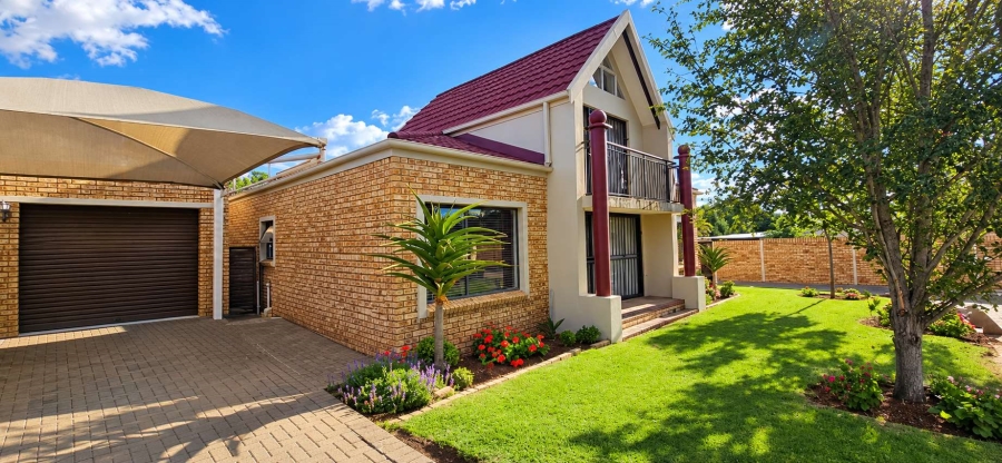 4 Bedroom Property for Sale in Langenhovenpark Free State